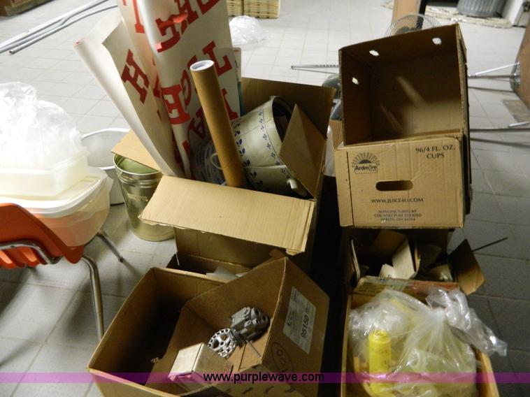 image for item T9879 Assortment of kitchen supplies