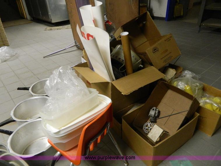 image for item T9879 Assortment of kitchen supplies