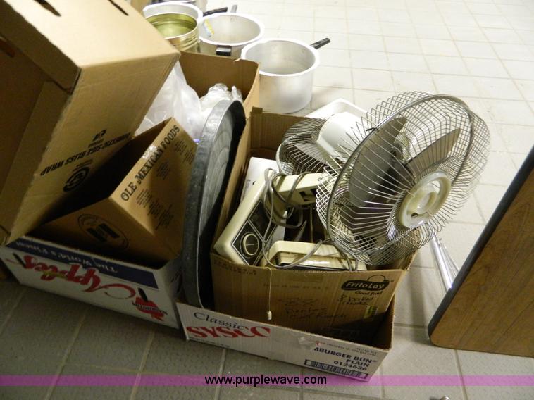 image for item T9879 Assortment of kitchen supplies