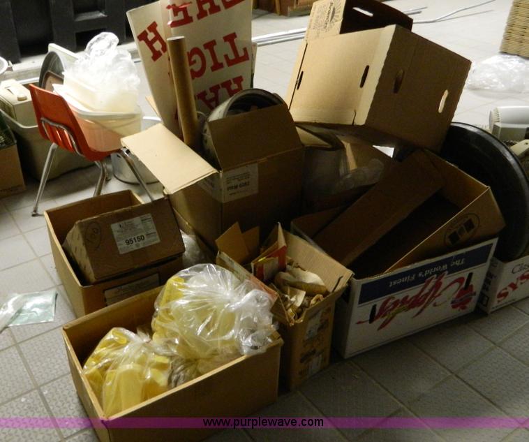 image for item T9879 Assortment of kitchen supplies