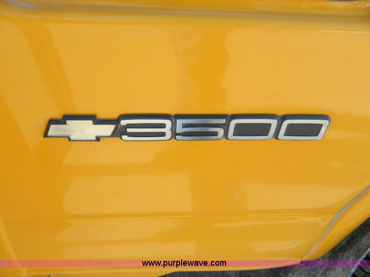 image for item T9893 2002 Chevrolet 3500 Bluebird school bus