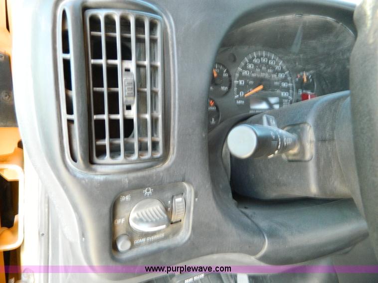 image for item T9893 2002 Chevrolet 3500 Bluebird school bus