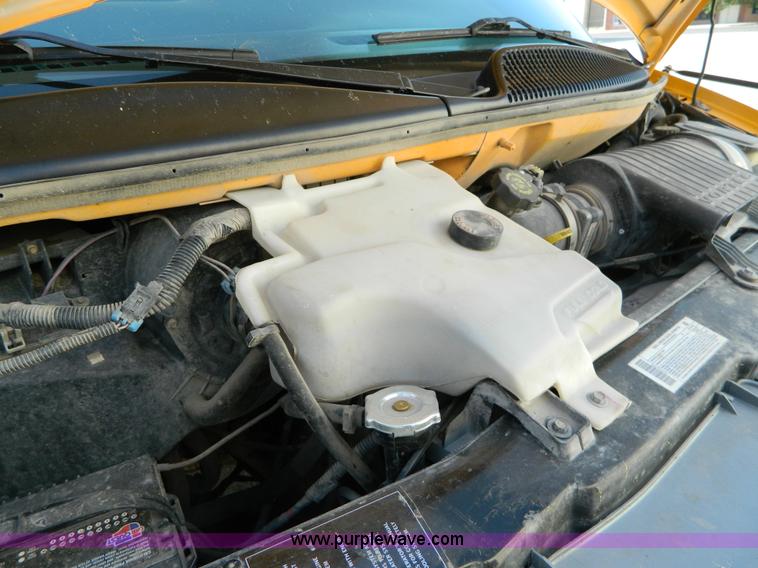 image for item T9893 2002 Chevrolet 3500 Bluebird school bus