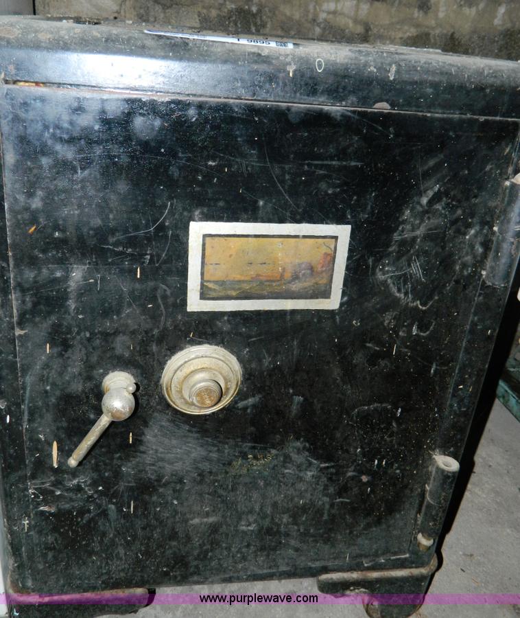 image for item T9895 Vintage cast safe