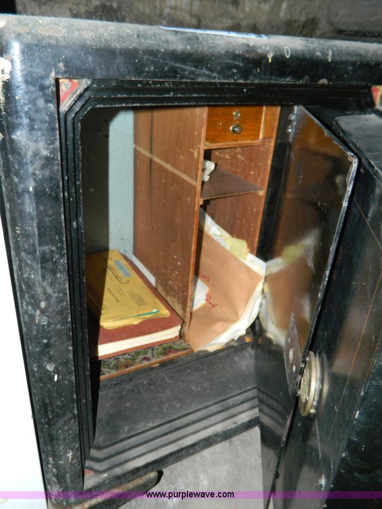 image for item T9895 Vintage cast safe