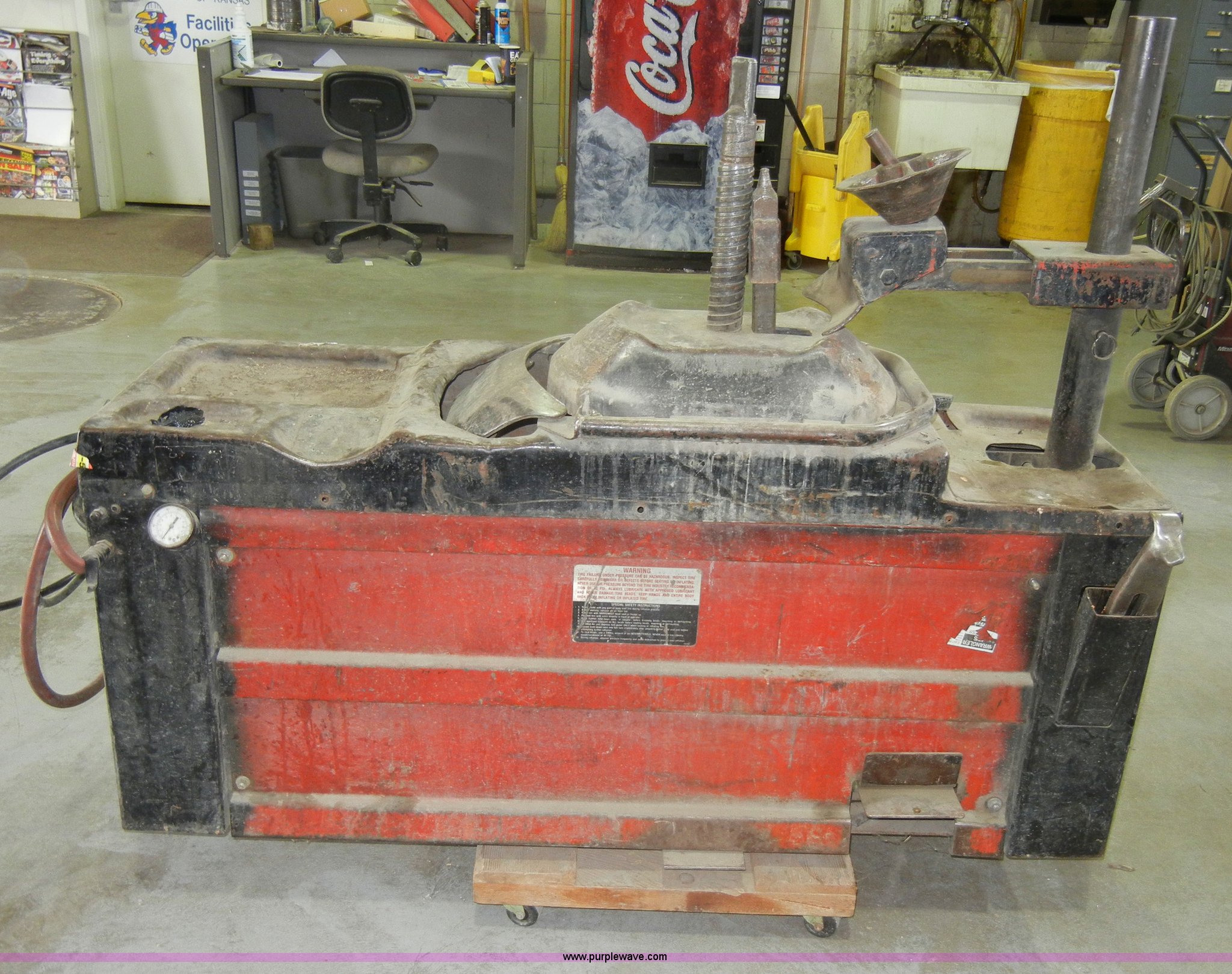 Coats 4040A tire changer in Lawrence, KS Item D4089 sold Purple Wave