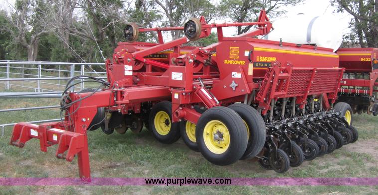 image for item A3885 Sunflower 9432-30 grain drill