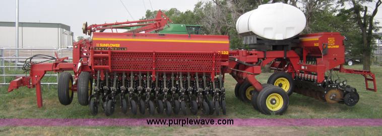 image for item A3885 Sunflower 9432-30 grain drill