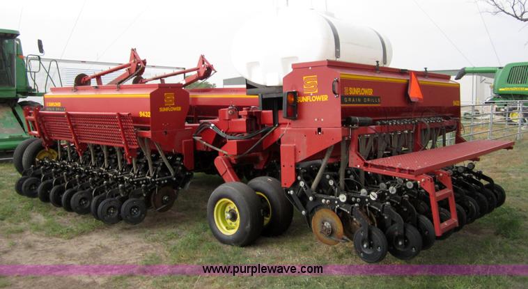 image for item A3885 Sunflower 9432-30 grain drill