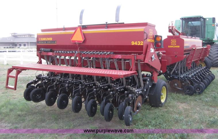 image for item A3885 Sunflower 9432-30 grain drill