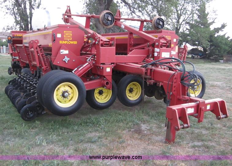 image for item A3885 Sunflower 9432-30 grain drill