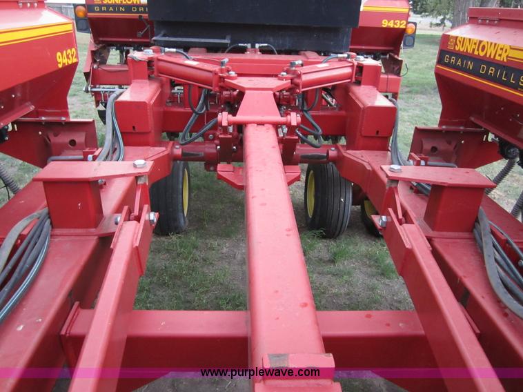 image for item A3885 Sunflower 9432-30 grain drill