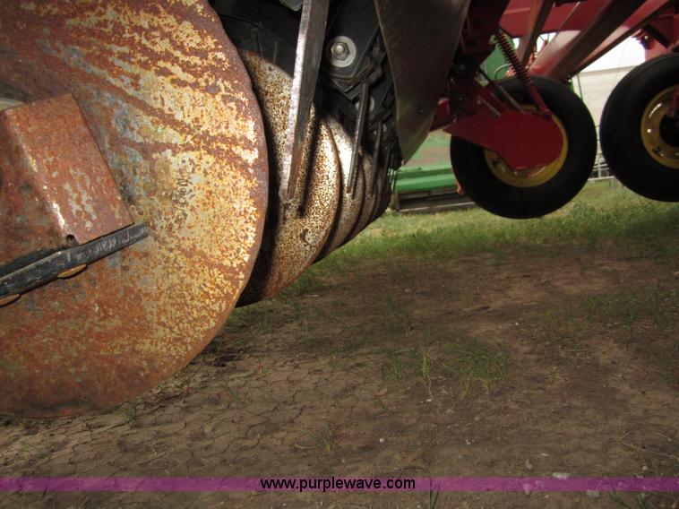 image for item A3885 Sunflower 9432-30 grain drill