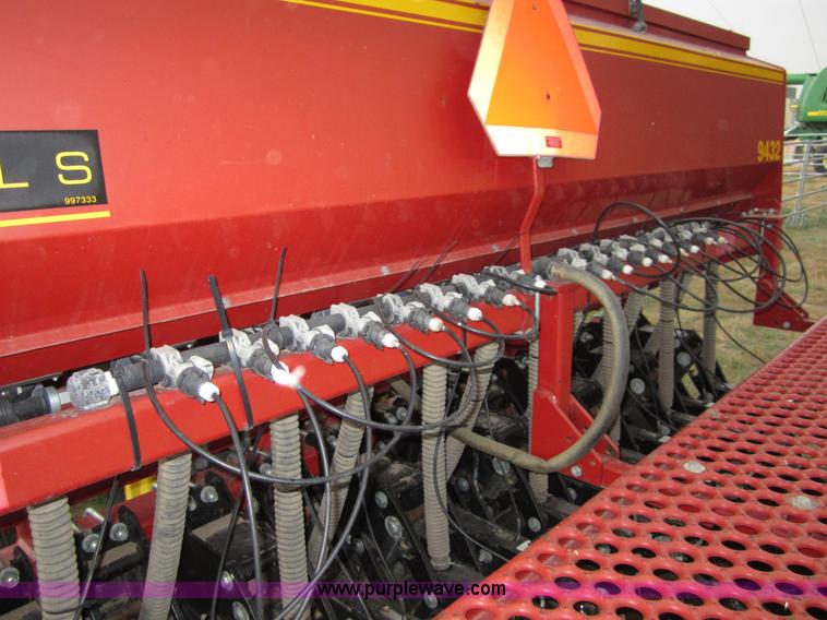 image for item A3885 Sunflower 9432-30 grain drill