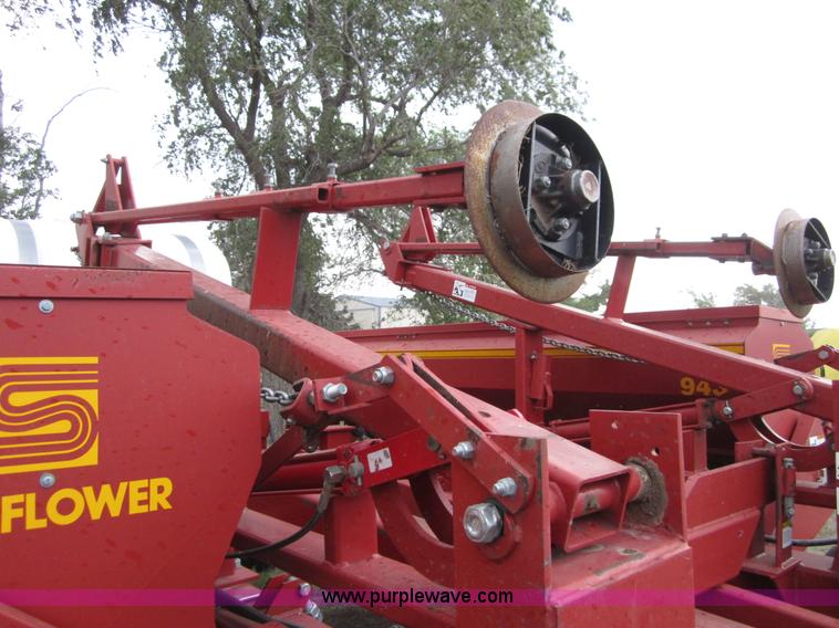 image for item A3885 Sunflower 9432-30 grain drill