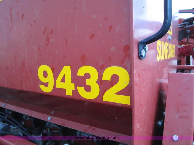 image for item A3885 Sunflower 9432-30 grain drill