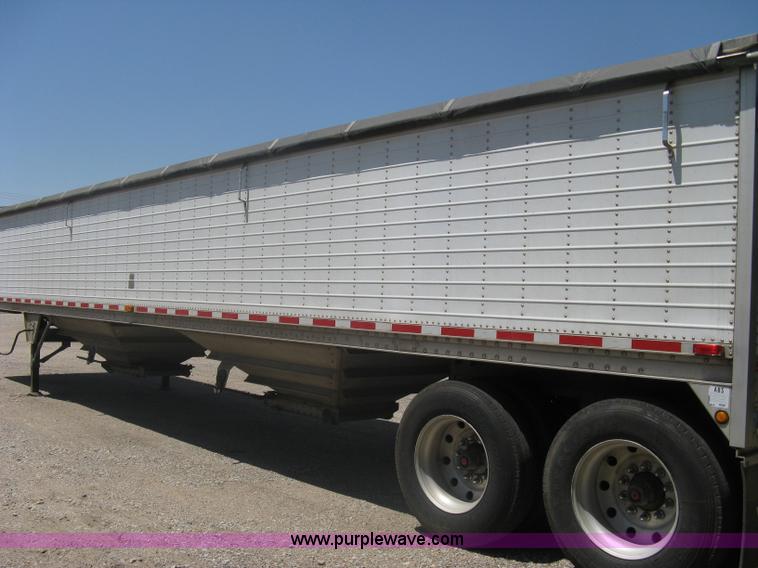 image for item A6390 2002 Wilson DWH400 Pace Setter hopper bottom grain trailer