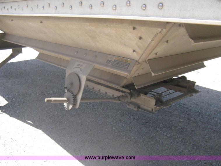 image for item A6390 2002 Wilson DWH400 Pace Setter hopper bottom grain trailer