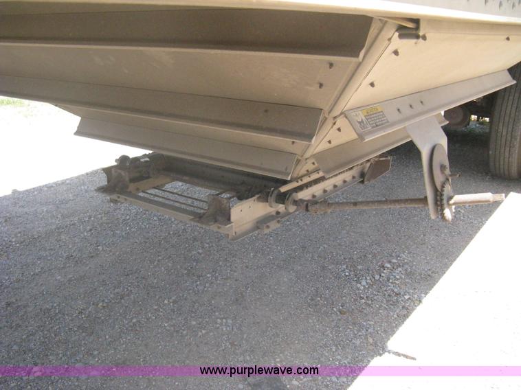 image for item A6390 2002 Wilson DWH400 Pace Setter hopper bottom grain trailer
