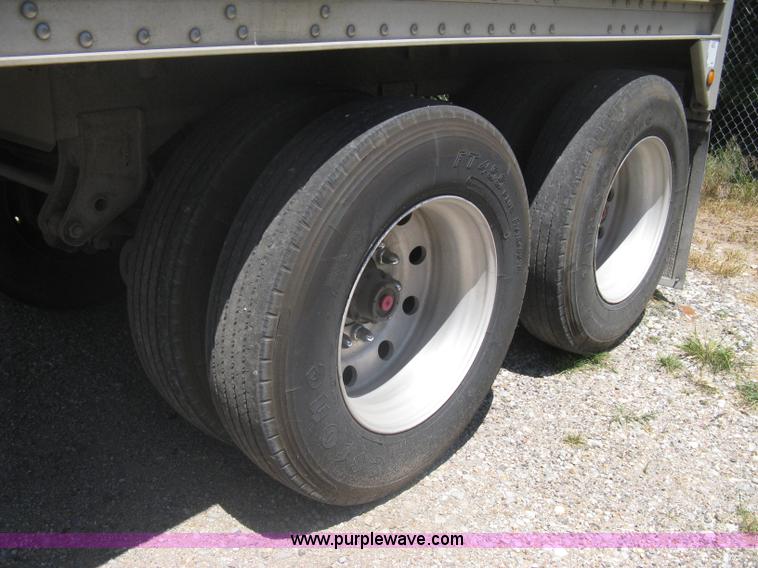 image for item A6390 2002 Wilson DWH400 Pace Setter hopper bottom grain trailer