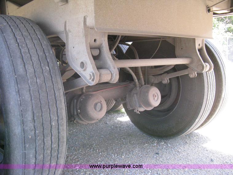 image for item A6390 2002 Wilson DWH400 Pace Setter hopper bottom grain trailer