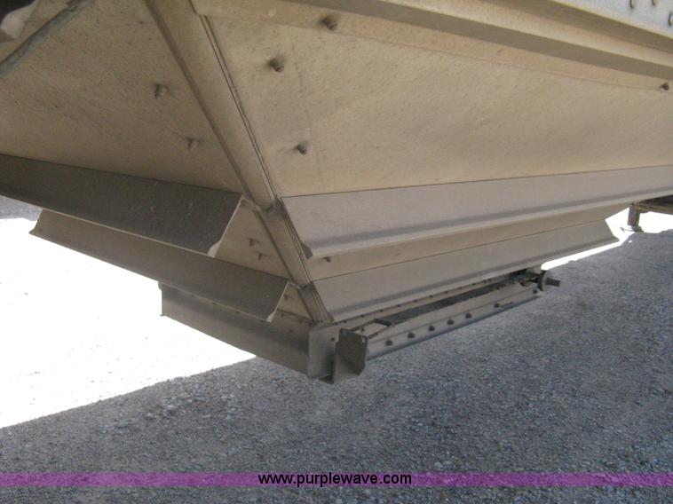 image for item A6390 2002 Wilson DWH400 Pace Setter hopper bottom grain trailer