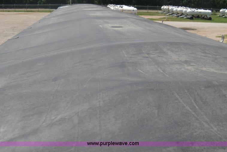 image for item A6390 2002 Wilson DWH400 Pace Setter hopper bottom grain trailer