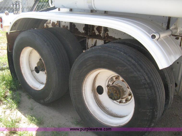 image for item A6392 1992 Fruehauf 42' aluminum tanker trailer