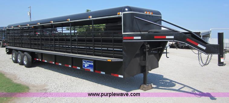 image for item D5532 1986 32' gooseneck livestock trailer