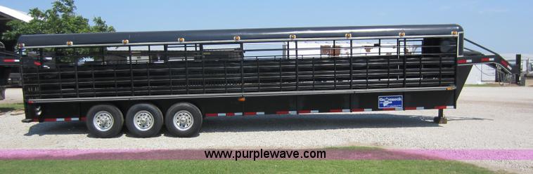 image for item D5532 1986 32' gooseneck livestock trailer