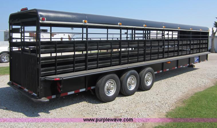 image for item D5532 1986 32' gooseneck livestock trailer