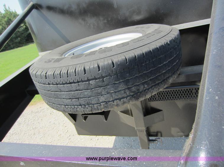 image for item D5532 1986 32' gooseneck livestock trailer