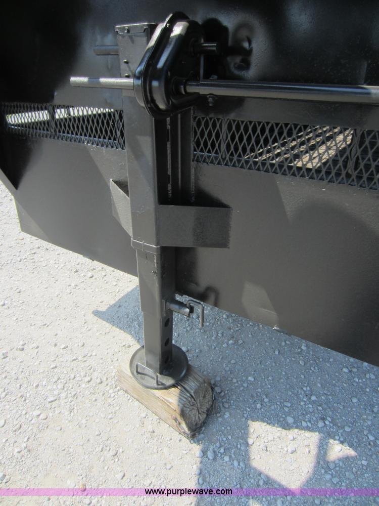 image for item D5532 1986 32' gooseneck livestock trailer