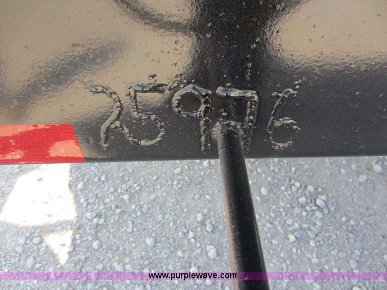 image for item D5532 1986 32' gooseneck livestock trailer