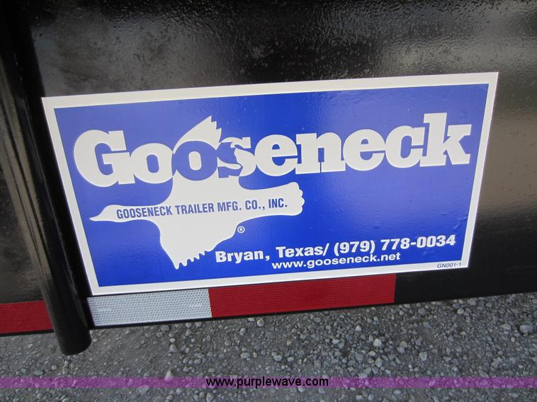 image for item D5532 1986 32' gooseneck livestock trailer