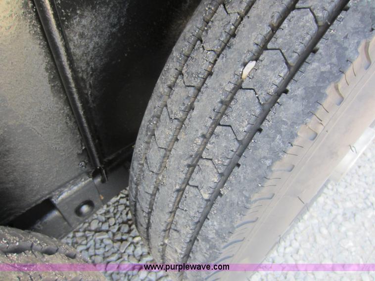 image for item D5532 1986 32' gooseneck livestock trailer