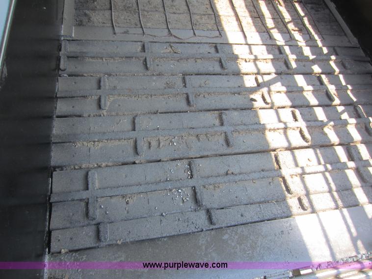 image for item D5532 1986 32' gooseneck livestock trailer