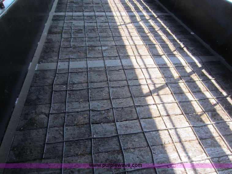 image for item D5532 1986 32' gooseneck livestock trailer