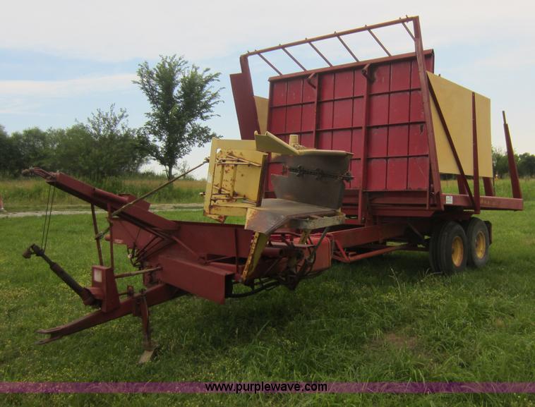 image for item D5561 New Holland 1044 stack wagon