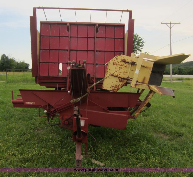 image for item D5561 New Holland 1044 stack wagon