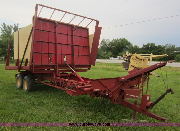 image for item D5561 New Holland 1044 stack wagon