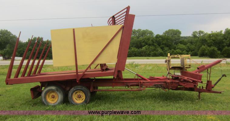 image for item D5561 New Holland 1044 stack wagon