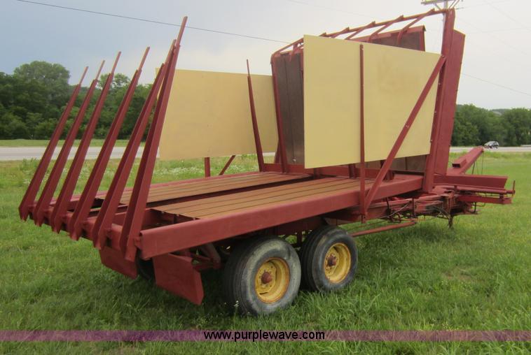 image for item D5561 New Holland 1044 stack wagon