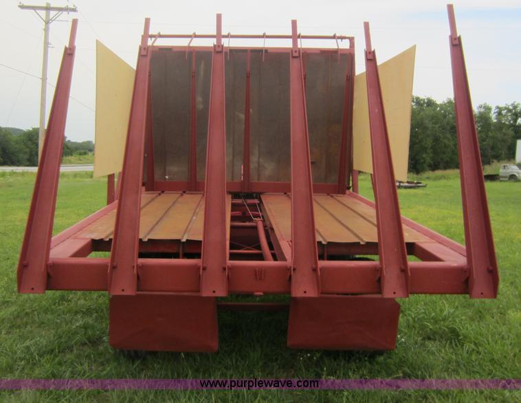 image for item D5561 New Holland 1044 stack wagon