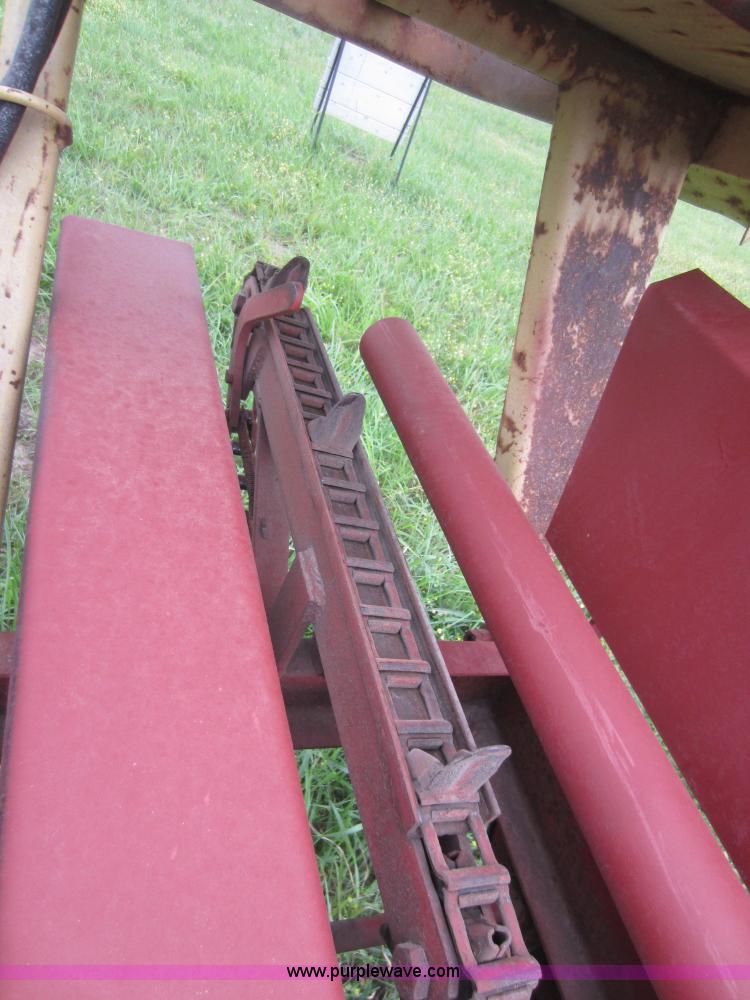 image for item D5561 New Holland 1044 stack wagon