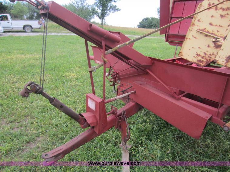 image for item D5561 New Holland 1044 stack wagon