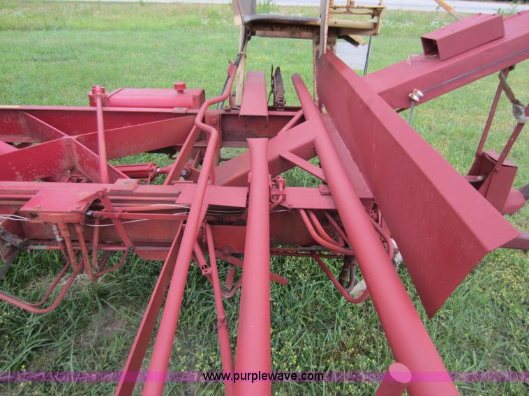 image for item D5561 New Holland 1044 stack wagon