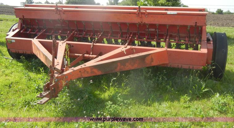 image for item N9761 International 5100 Soybean Special drill