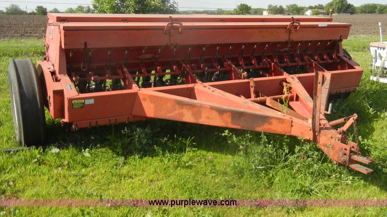 image for item N9761 International 5100 Soybean Special drill