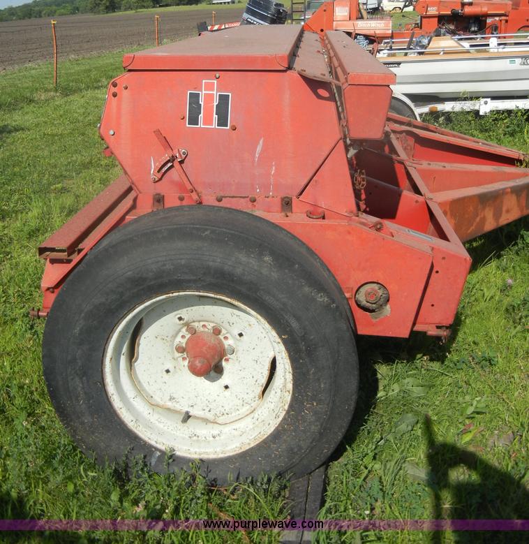image for item N9761 International 5100 Soybean Special drill